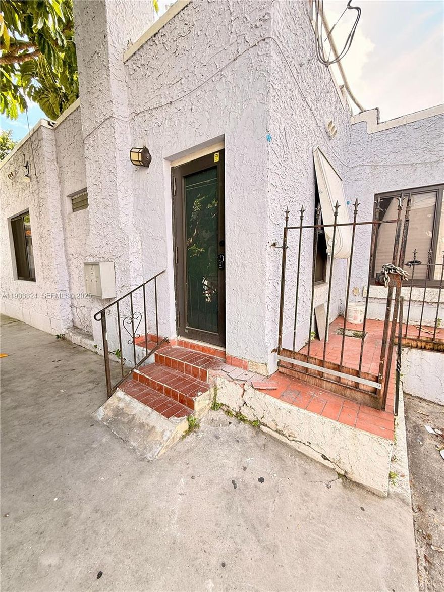 THIS IS A GREAT DUPLEX LOCATED IN THE LITTLE HAVANA AREA. 2 BED/ 2 BATH UNIT, FULLY RENOVATED, ALL NEW APPLIANCES WILL BE THERE BEFORE MOVING IN. NEW KITCHEN, NEW BATHROOMS, NEW FLOORS!. TENANT PAYS UTILITIES. CALL TO MAKE YOUR APPOINTMENT TODAY. WILL NOT LAST