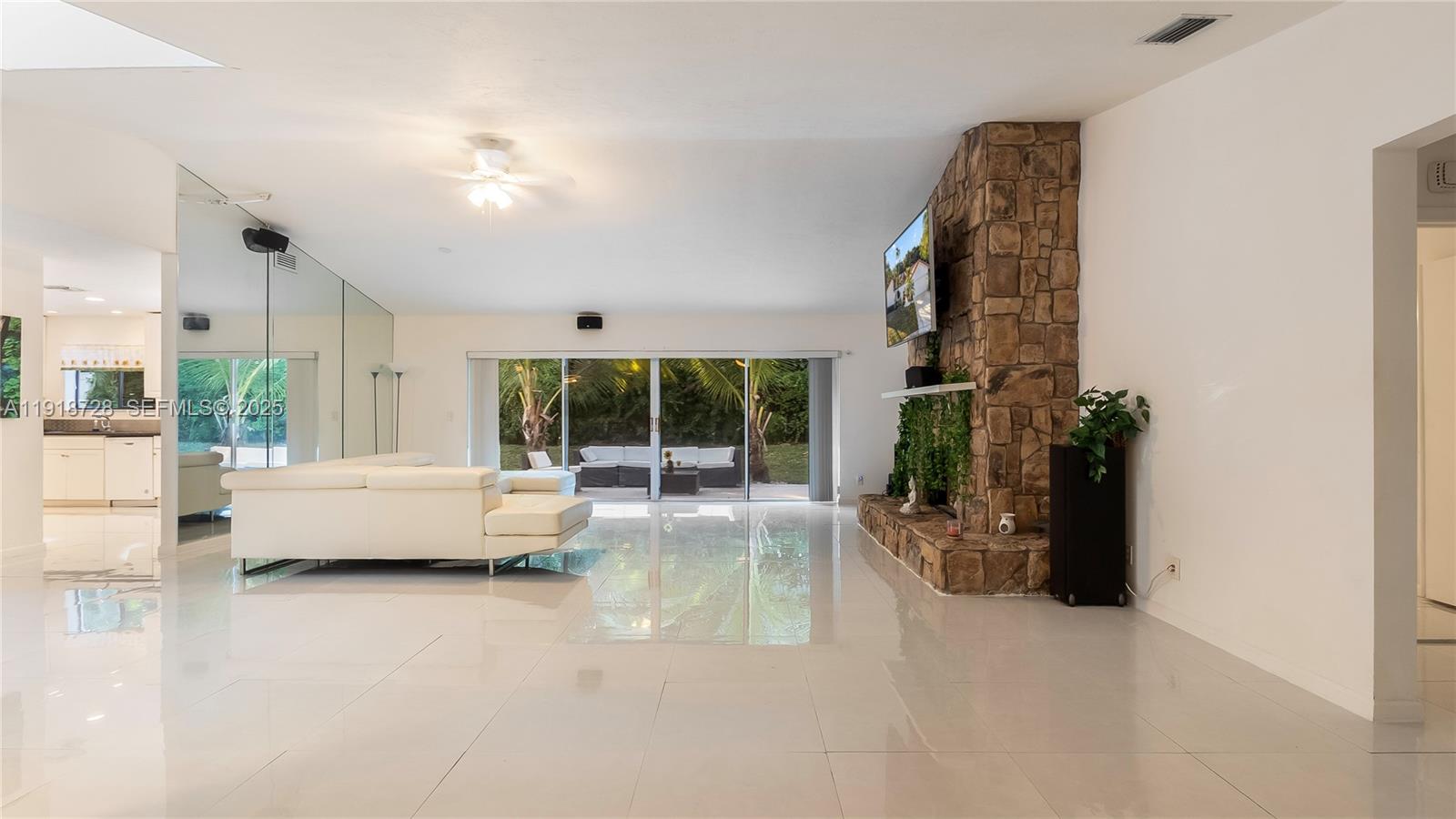 2451 SW 23rd Cranbrook Drive, Boynton Beach, FL, 33436/$579,000 3 2451 SW 23rd Cranbrook Drive
