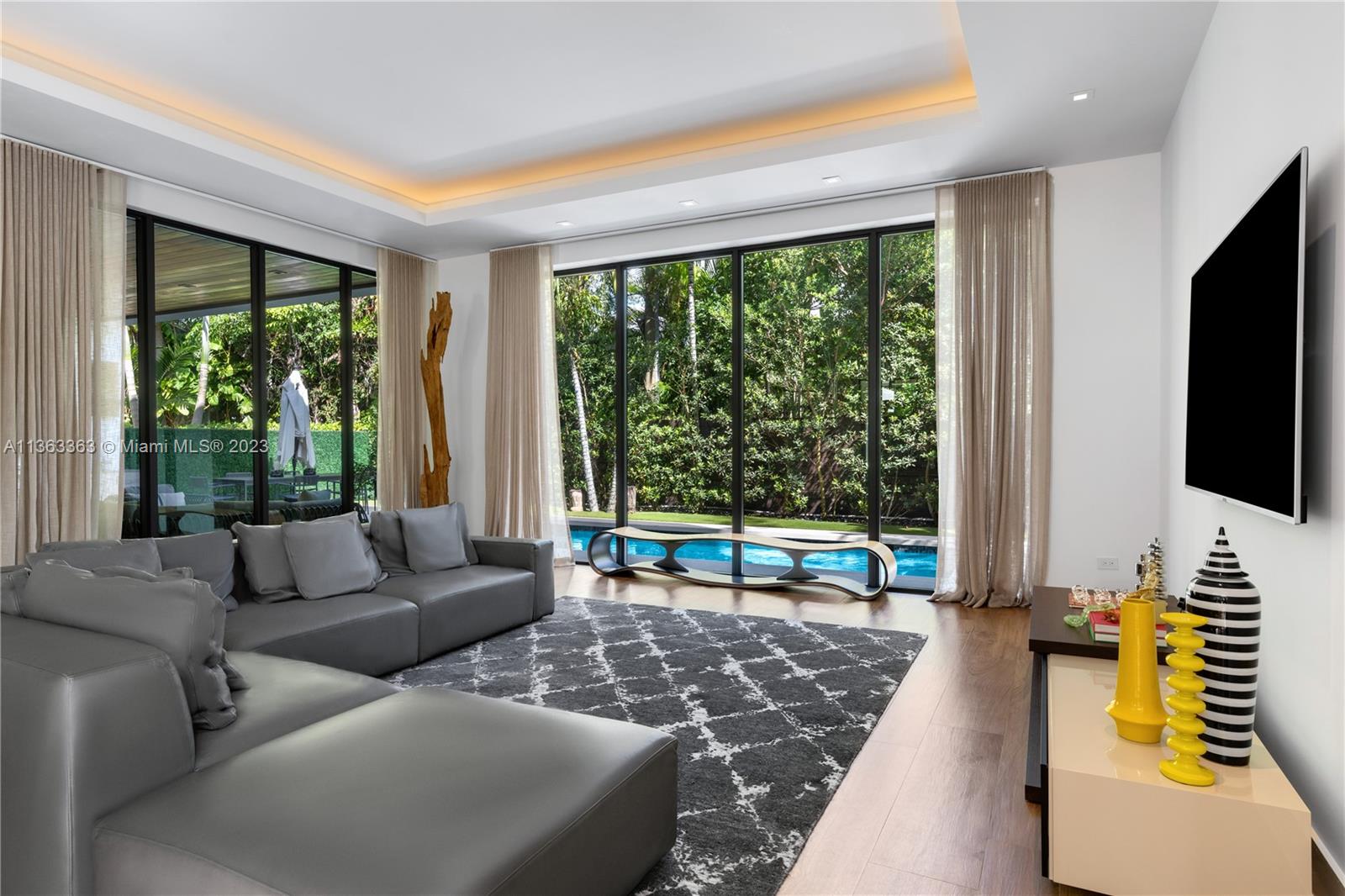 COCONUT GROVE MANOR - Residential