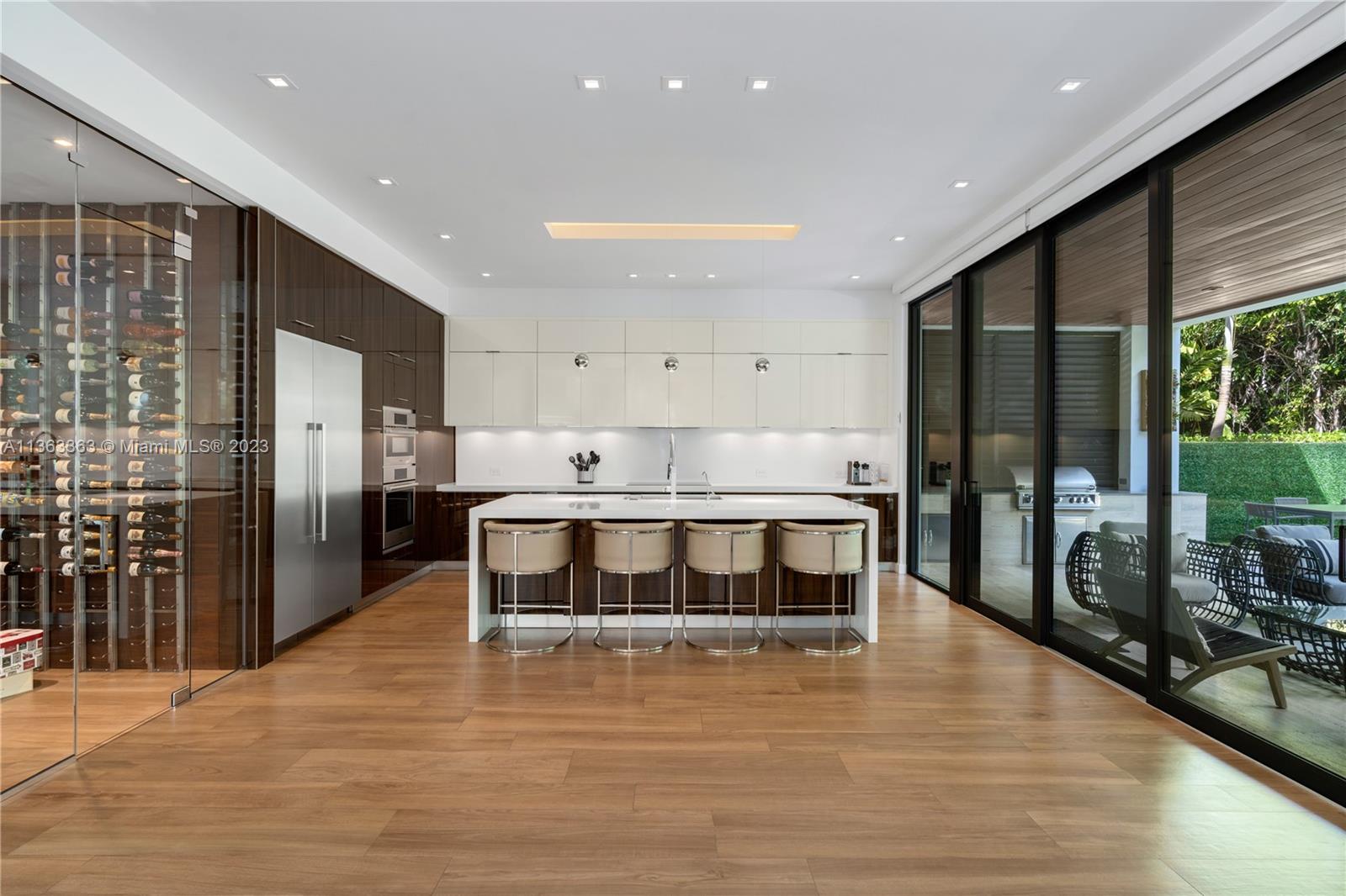 COCONUT GROVE MANOR - Residential