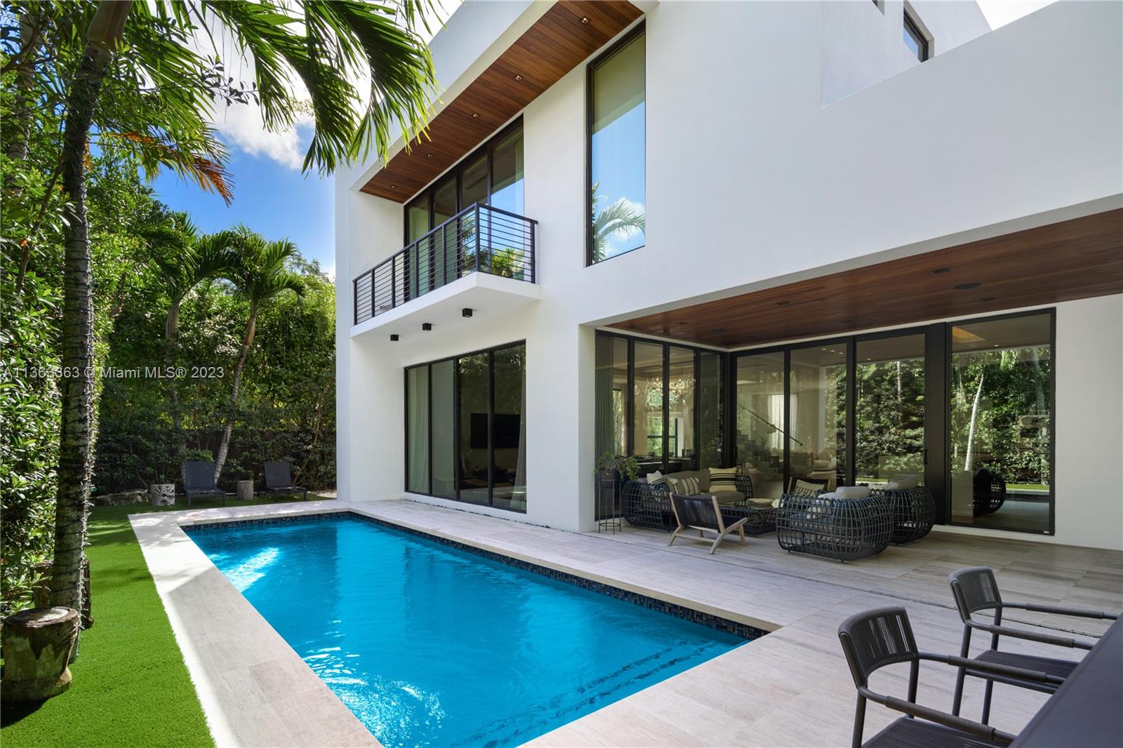 COCONUT GROVE MANOR - Residential