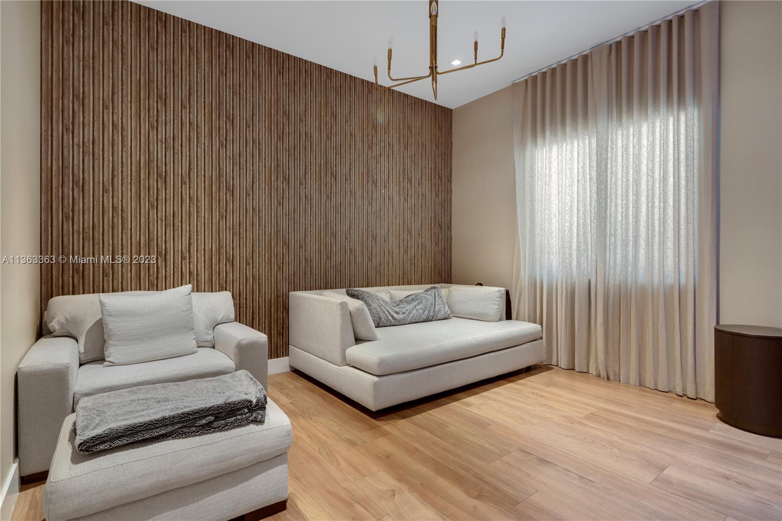 COCONUT GROVE MANOR - Residential