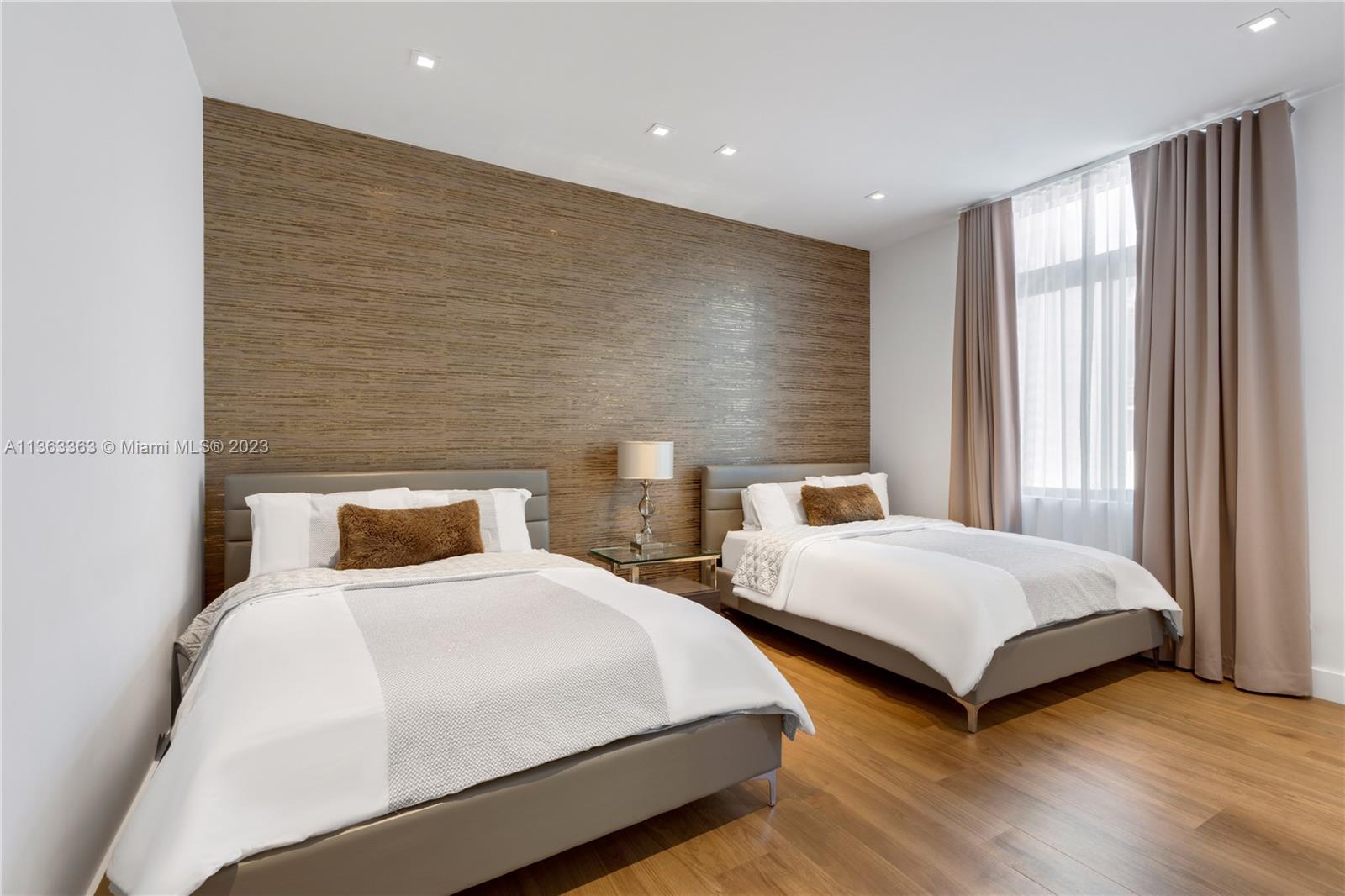 COCONUT GROVE MANOR - Residential