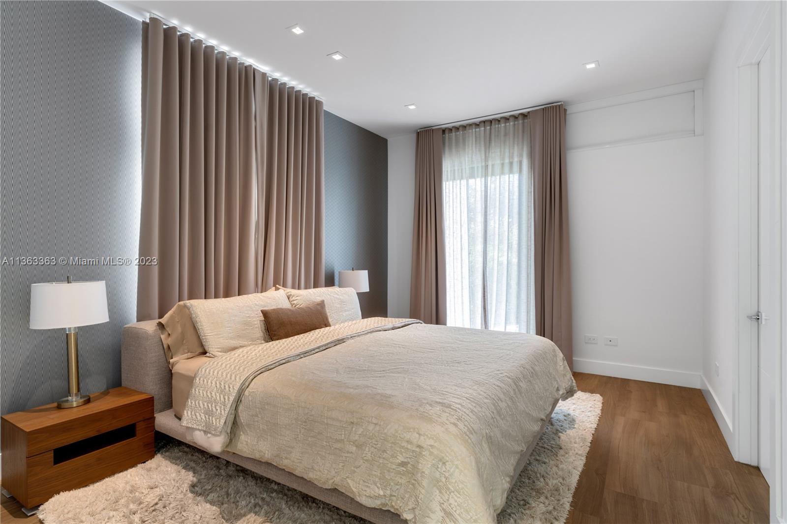 COCONUT GROVE MANOR - Residential