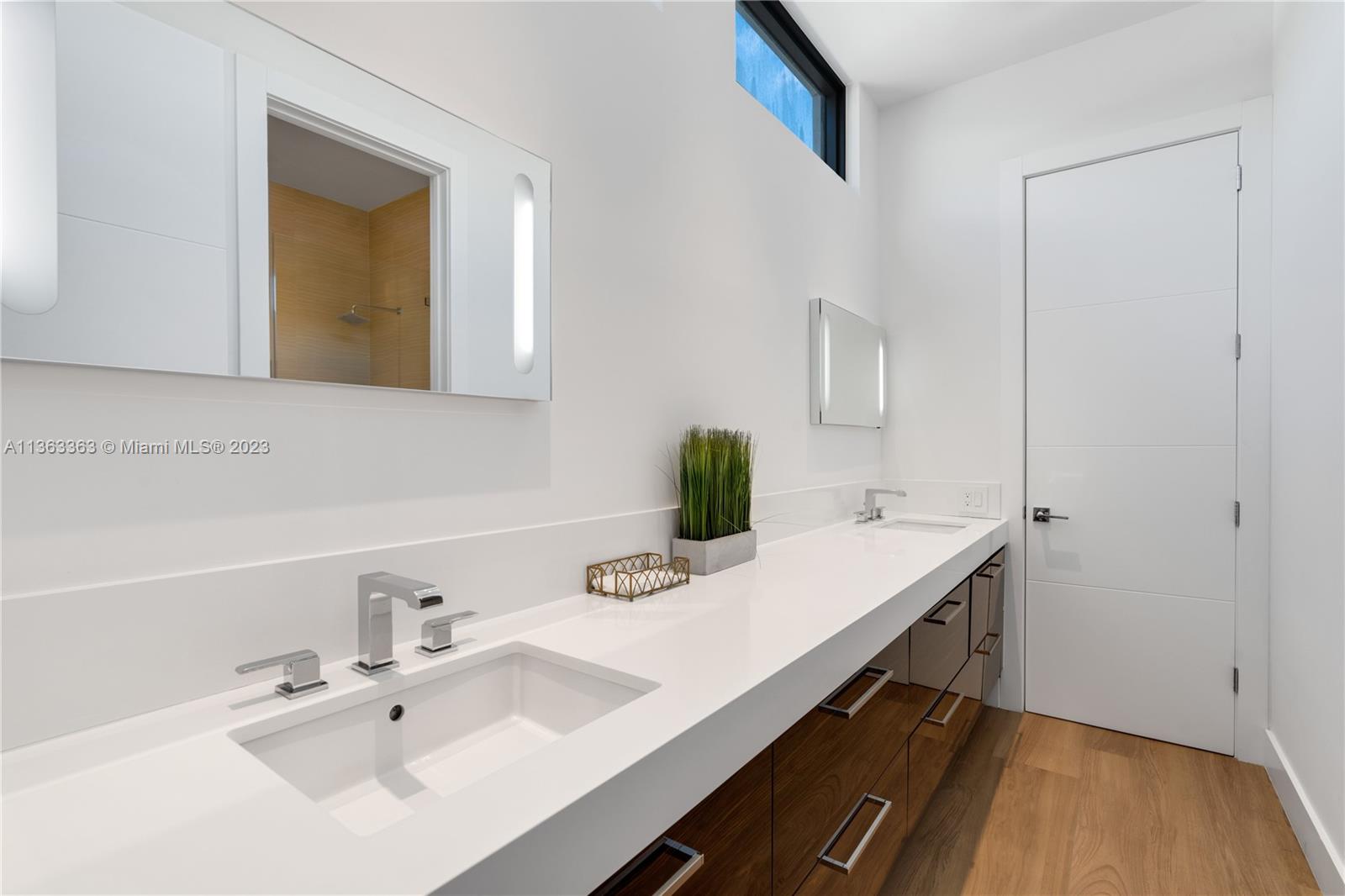 COCONUT GROVE MANOR - Residential