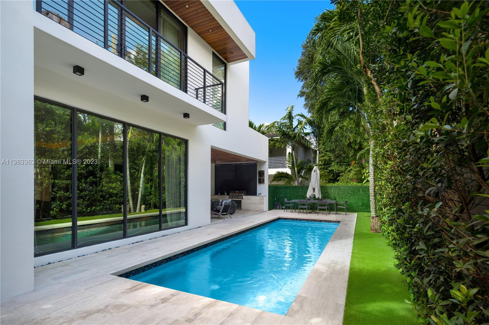 COCONUT GROVE MANOR - Residential