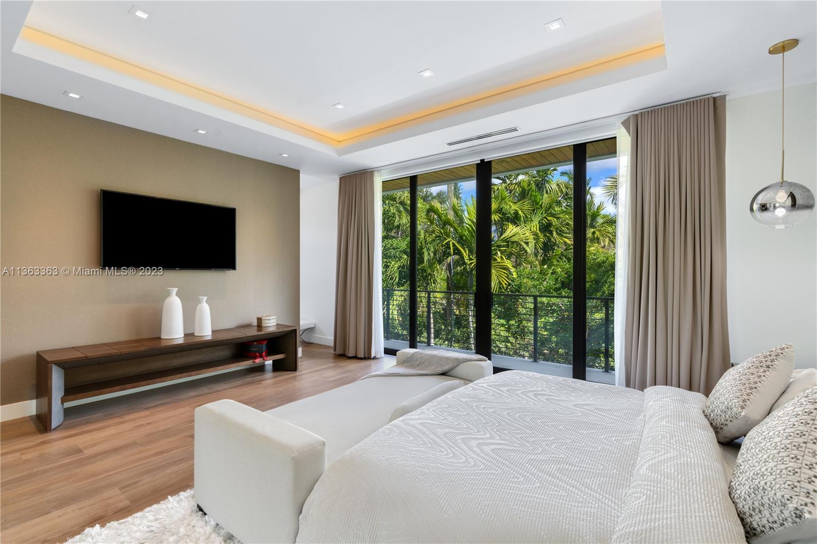 COCONUT GROVE MANOR - Residential