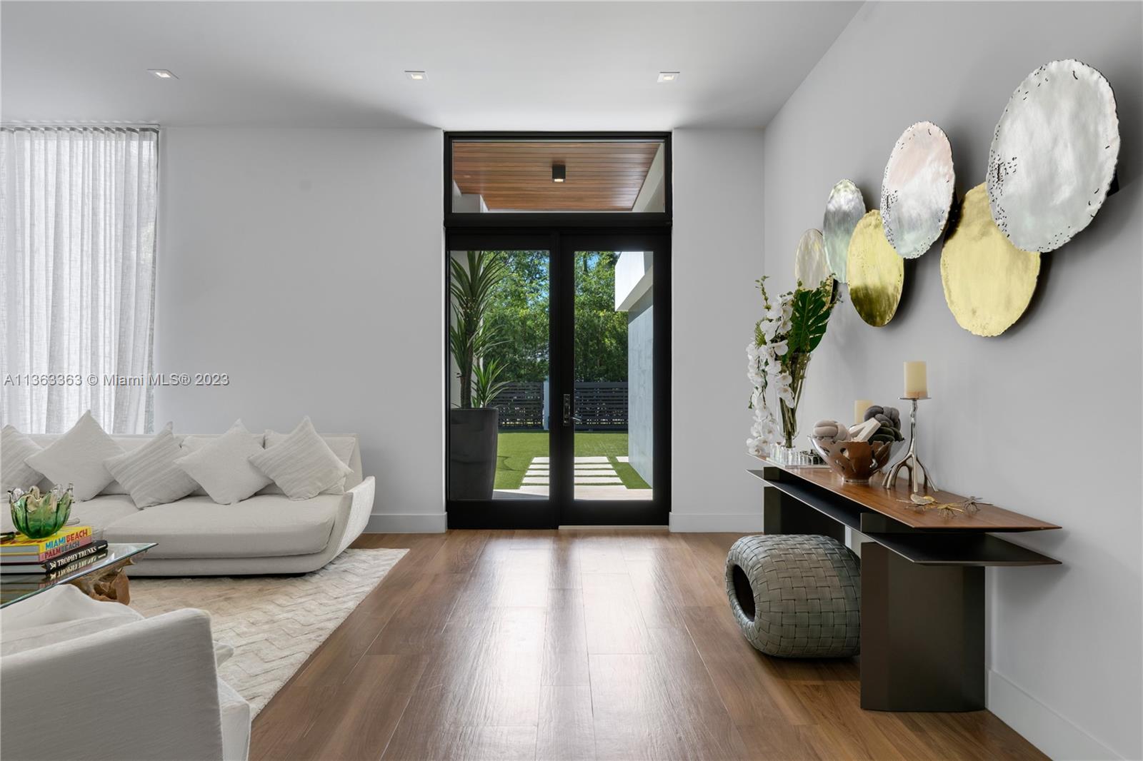 COCONUT GROVE MANOR - Residential