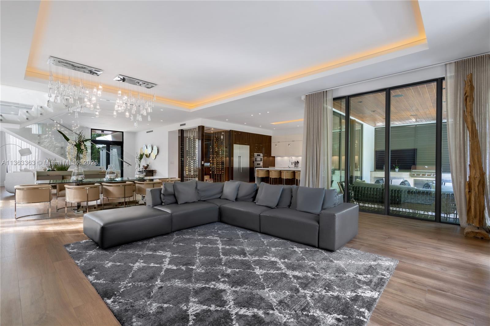 COCONUT GROVE MANOR - Residential