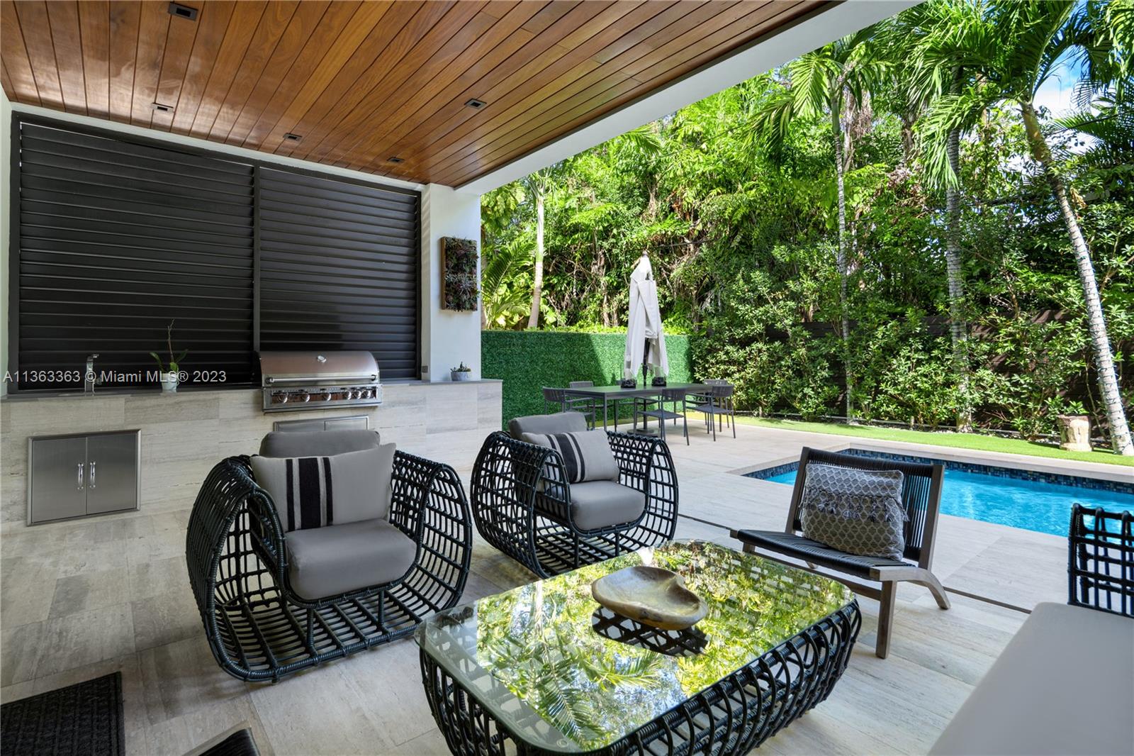 COCONUT GROVE MANOR - Residential