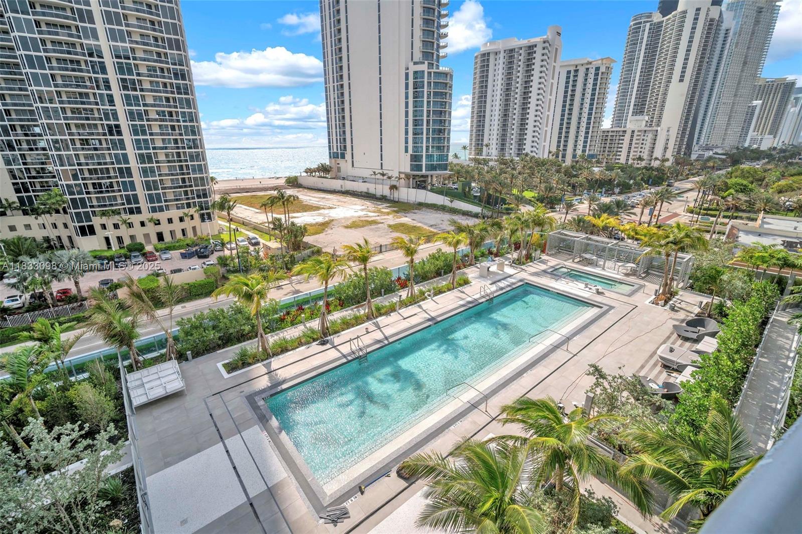 17550 collins Ave 704