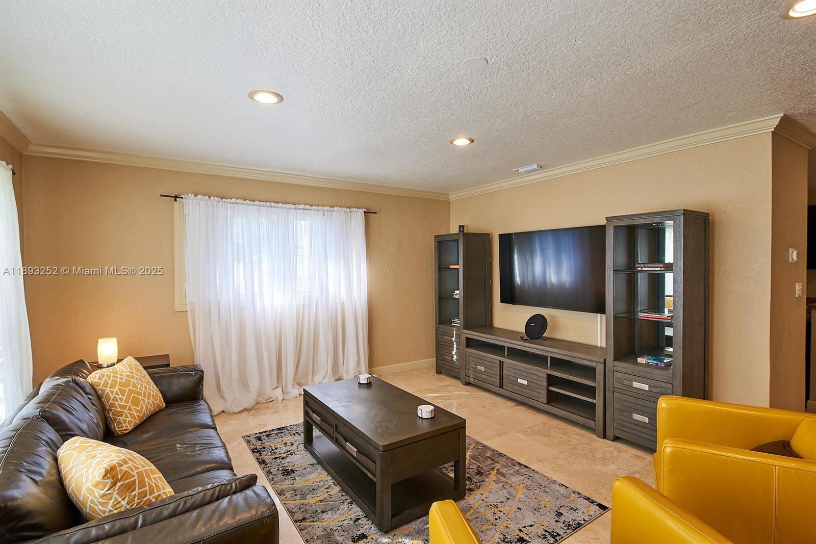 HOLLYWOOD PLACE - Residential