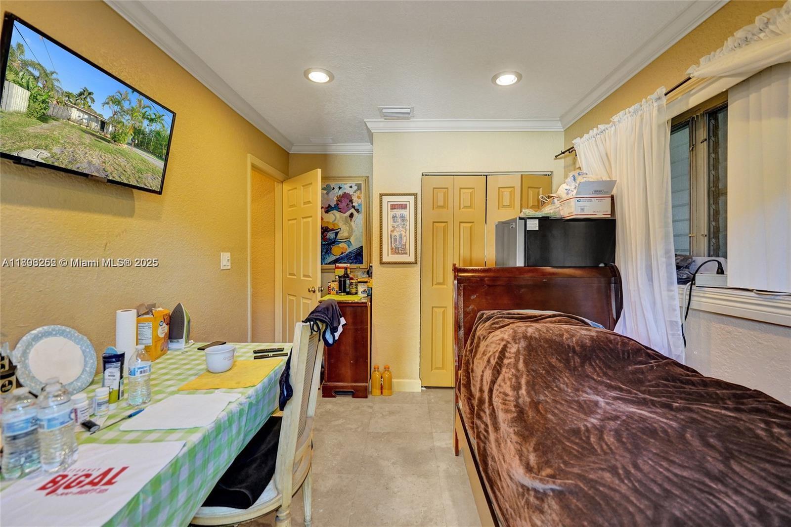 HOLLYWOOD PLACE - Residential