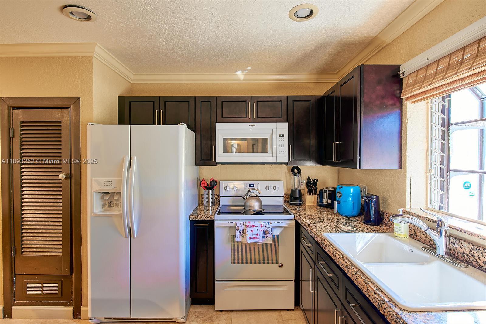 HOLLYWOOD PLACE - Residential