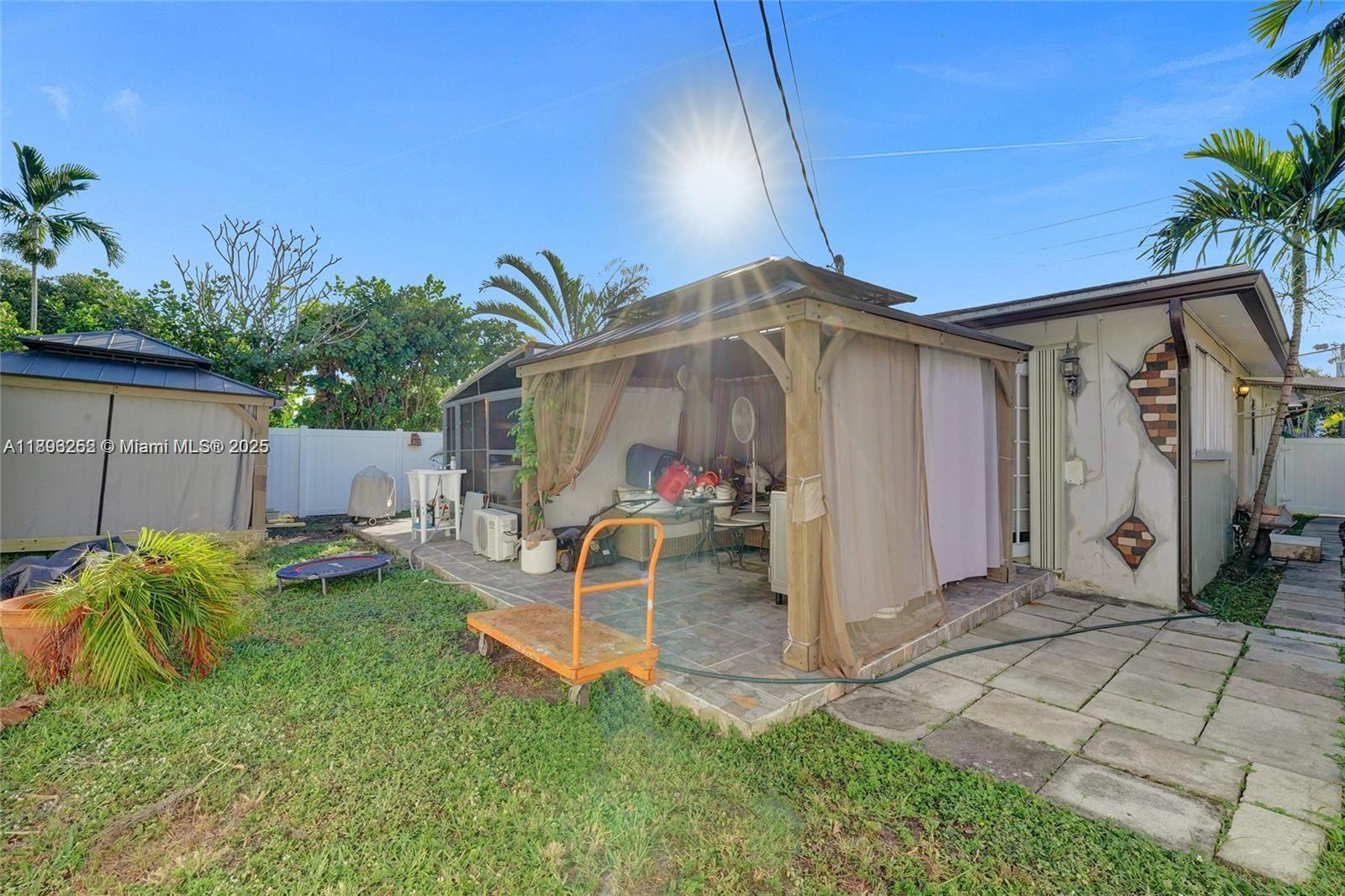 HOLLYWOOD PLACE - Residential