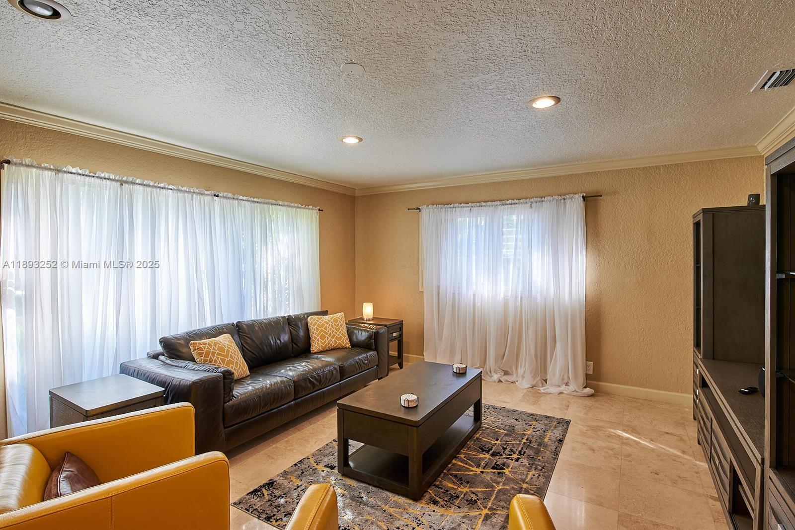 HOLLYWOOD PLACE - Residential