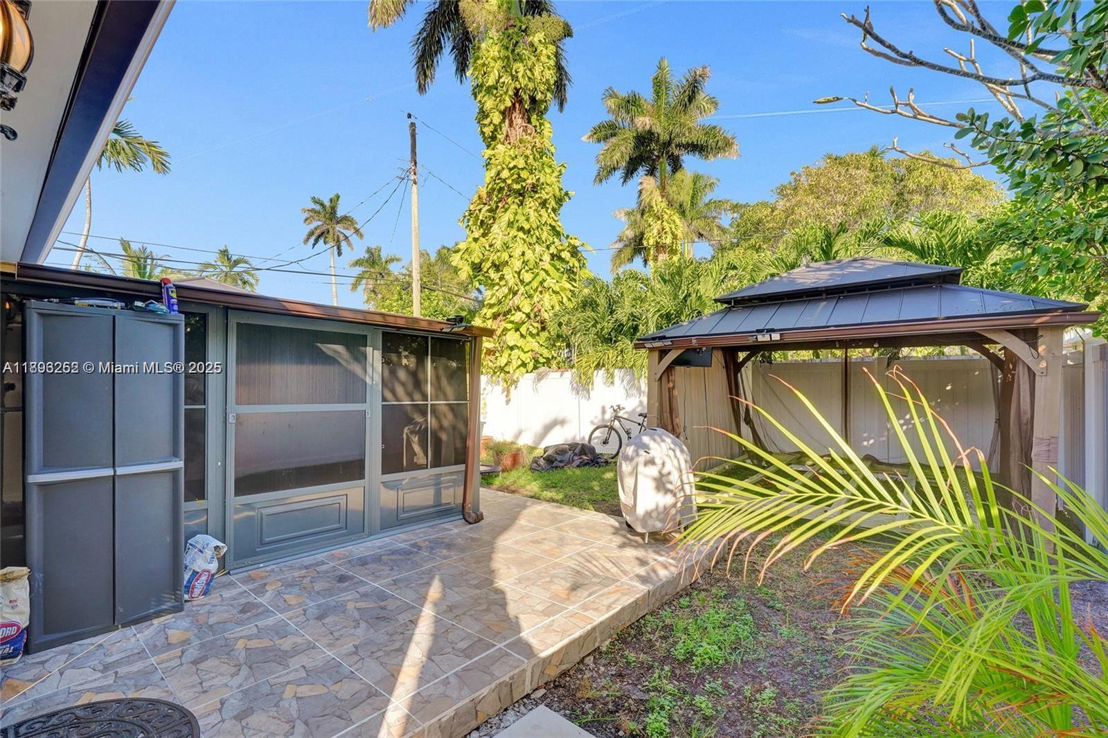 HOLLYWOOD PLACE - Residential