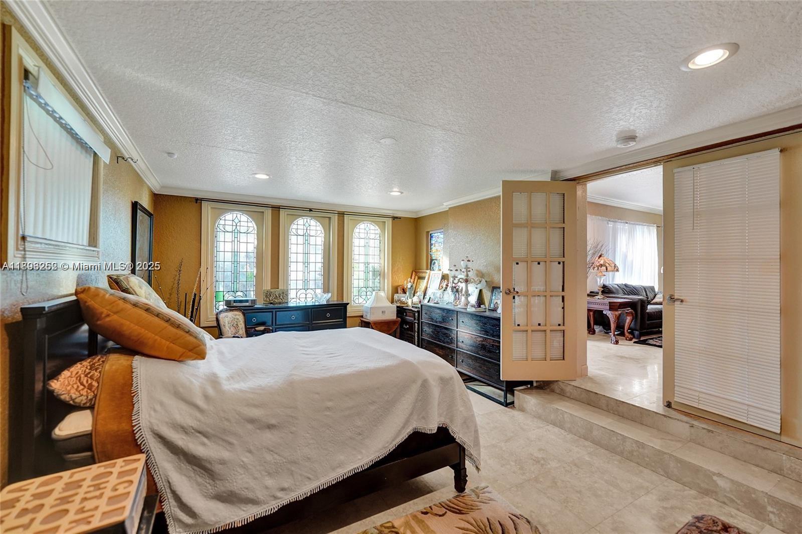 HOLLYWOOD PLACE - Residential