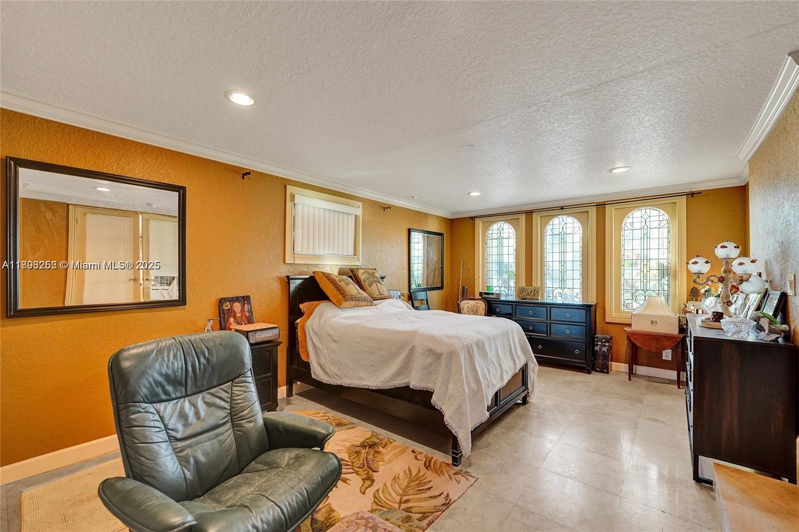 HOLLYWOOD PLACE - Residential