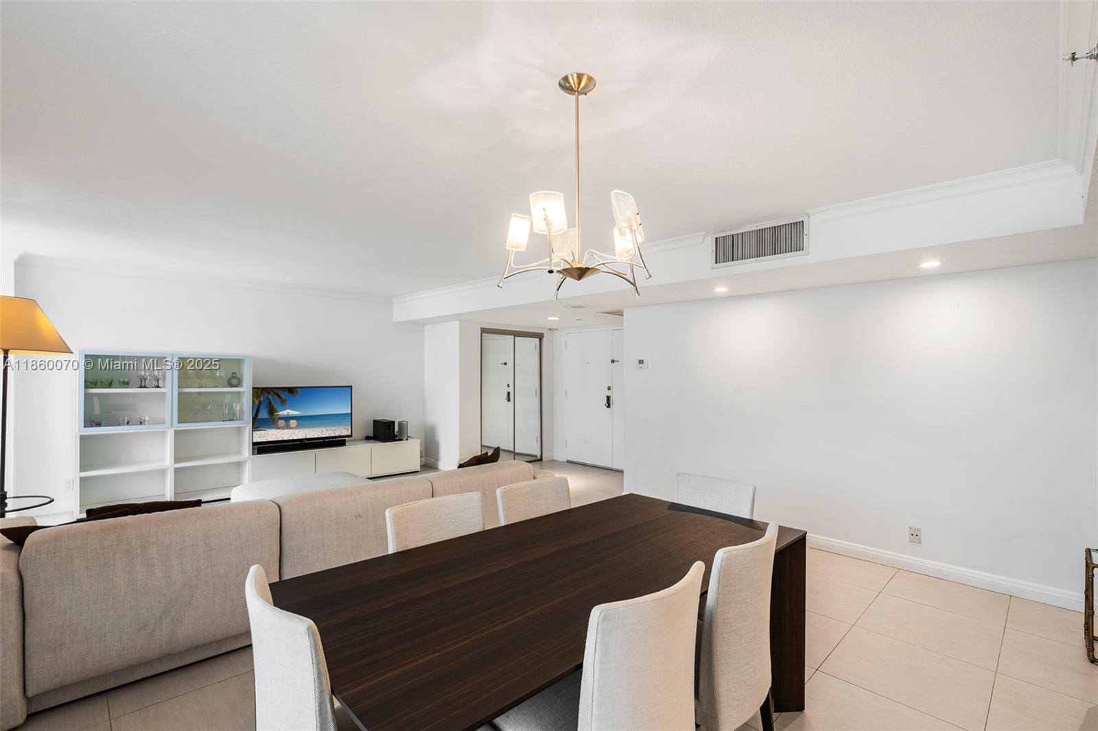 2401 Collins Ave 1808