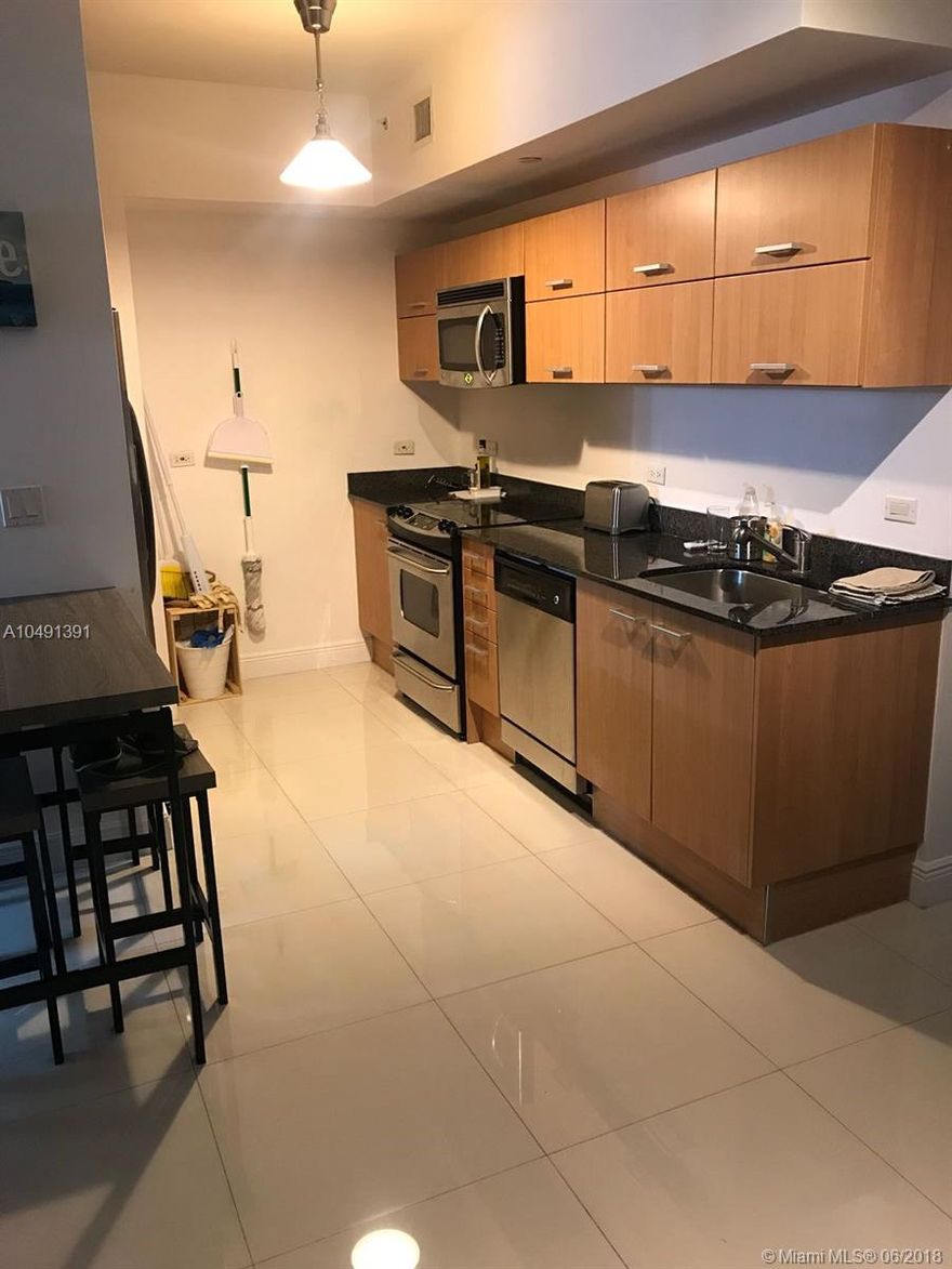 Nice unit 1 bath 1 bed. Porcelain tile floor. Stainless steel appliances. Italian kitchen. Nice river view, great
sunsets.