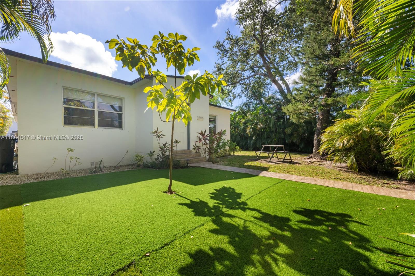 Charming 3-bedroom, 2-bathroom home in a great neighborhood and location. This property features a washer and dryer, with the AC and roof recently changed for added comfort and peace of mind. The backyard is very spacious, with plenty of parking spaces in the gated lot, all surrounded by palm trees that provide extra privacy.
