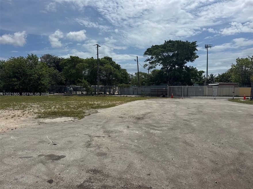 FOR RENT - Vacant LAND FOR RENT .LOCATION, LOCATION LOCATION! RARE 17,000 SQFT FENCED STORAGE YARD WITH EASY EXPRESSWAY ACCESS- PERFECT FOR YOUR BUSINESS. AVAILABLE MONTH TO MONTH.