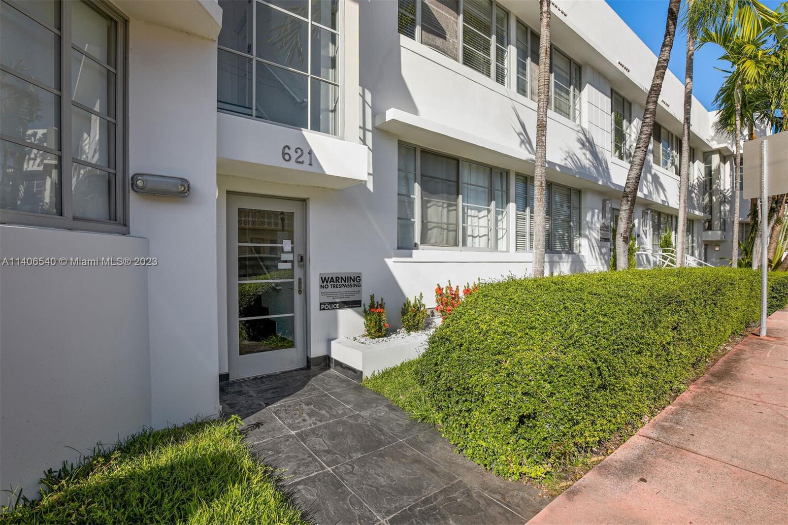 Beautiful turn-key studio in the heart of South Beach. This unit comes fully furnished including washer and dryer. Just few blocks away from the beach, nightlife, restaurants, Lincoln Road Mall, and all the splendors South Beach has to offer. Unit has been renovated including new A/C (2yrs old.) Call me directly for more details.