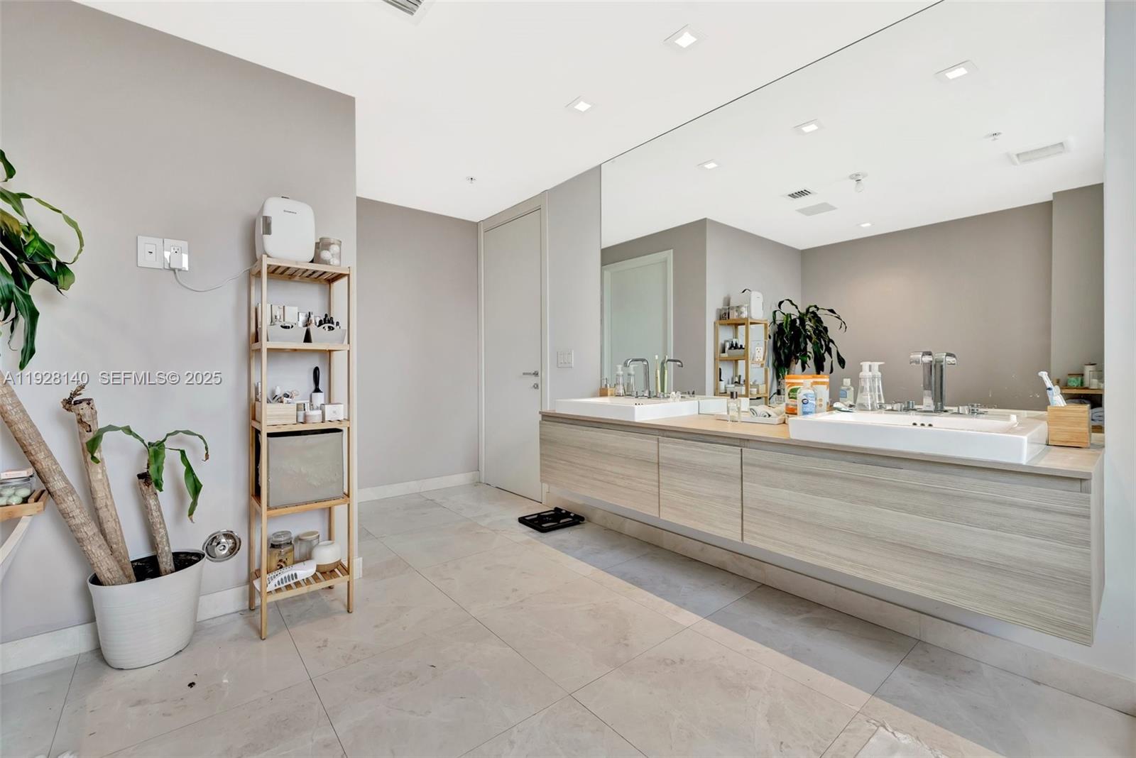 MARINA PALMS RESIDENCES - Residential Lease