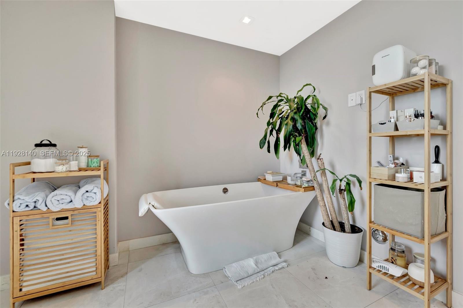 MARINA PALMS RESIDENCES - Residential Lease