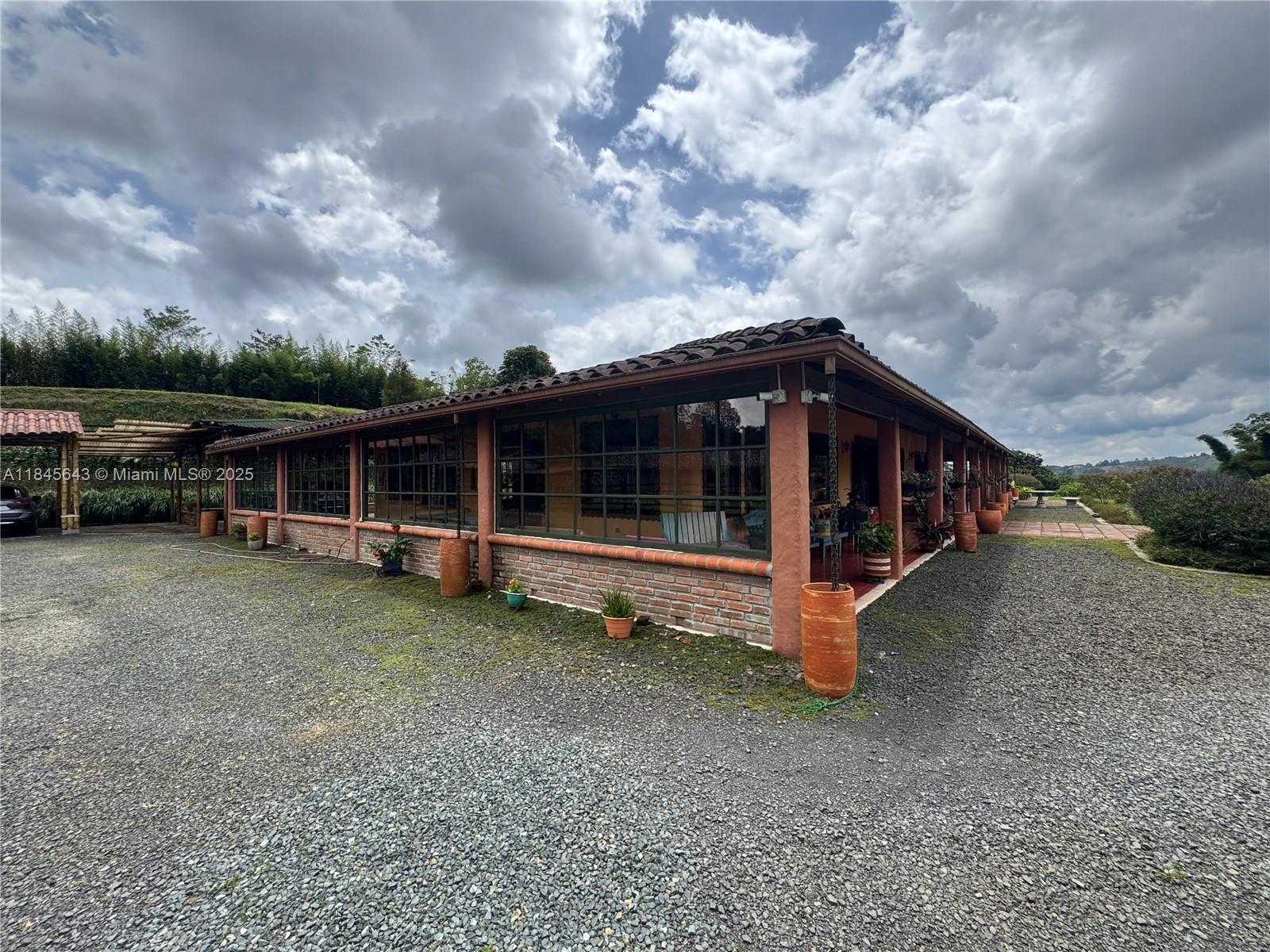 2222 via Filandia/Armenia - Image 1