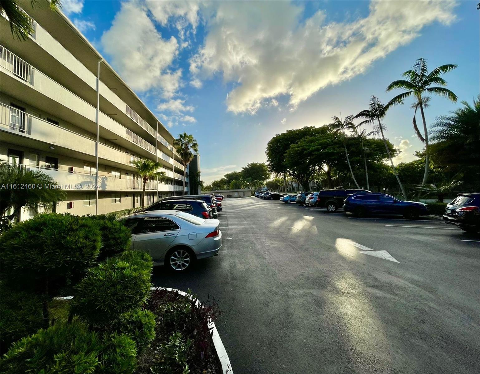 HILLCREST COUNTRY CLUB AP - Residential