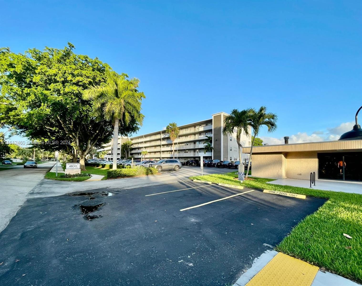 HILLCREST COUNTRY CLUB AP - Residential