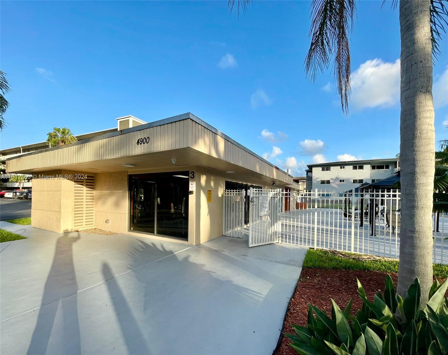 HILLCREST COUNTRY CLUB AP - Residential