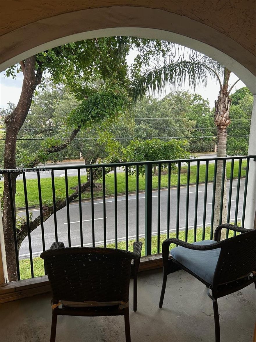 TOP FLOOR UNIT WITH VAULTED CEILING.AND OPEN BALCONY, GOLF VIEW. SPLIT FLOORPLAN WITH TWO MASTER SUITES-WALK IN CLOSETS AND PRIVATE BATHS. FRESHLY PAINTED WITH NEUTRAL COLORS. UPDATED KITCHEN WITH GRANITE COUNTERS AND GLASS TILE BACK SPLASH. LAMINATE FLOORS IN COMMON AREAS AND BEDROOMS, CONVENIENT TO I-95, PUBLIX, PANERA, CITY PLACE, DOWNTOWN AND LOTS OF RESTURANTS, COMMUNITY HAS POOL, TENNIS AND FITNESS ROOM