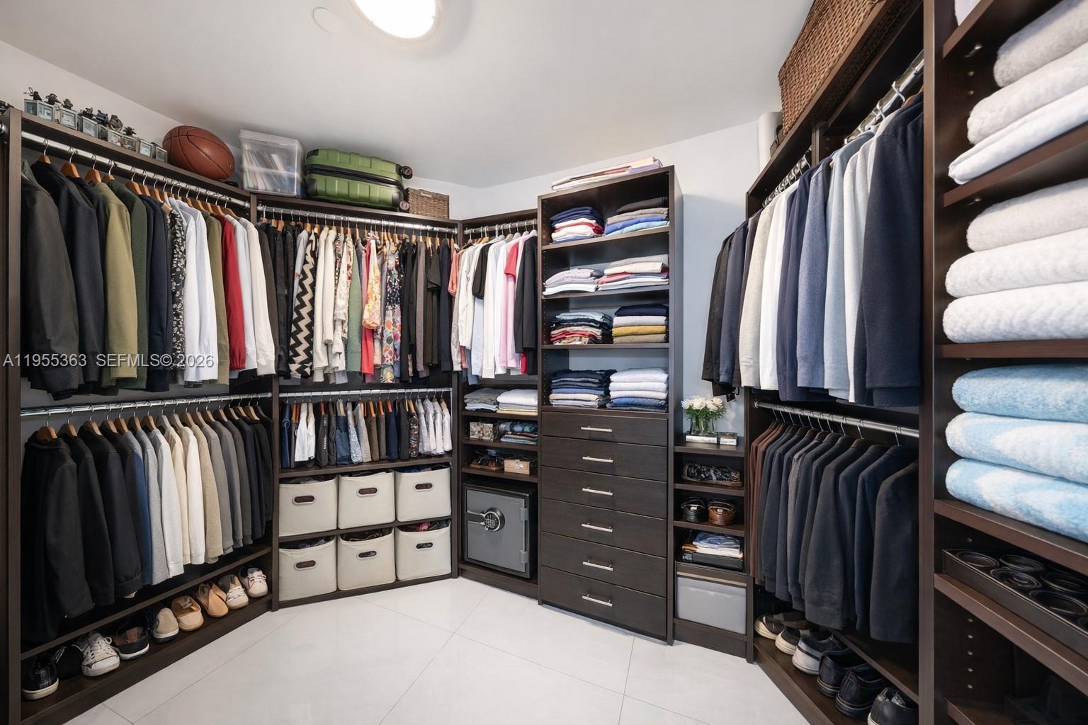 PARAMOUNT BAY CONDO - Residential