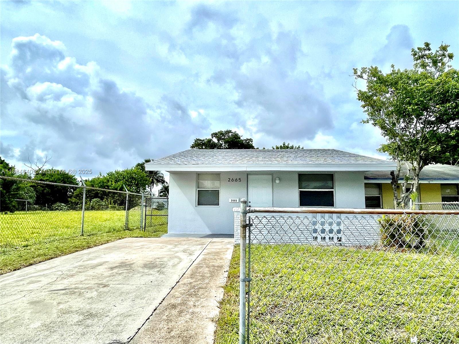 Single Family House in the Desired Fort Lauderdale Neighborhood, 2 Bedroom 1 Bathroom with a Nice Back Yard, Living Room and more!!! Offering Kitchen Appliances, AC Unit, Washer and Dryer. Conveniently located close to everything, Beaches, Highways, shopping Centers, Restaurants and More! Don't miss this opportunity. MUST SEE!!!