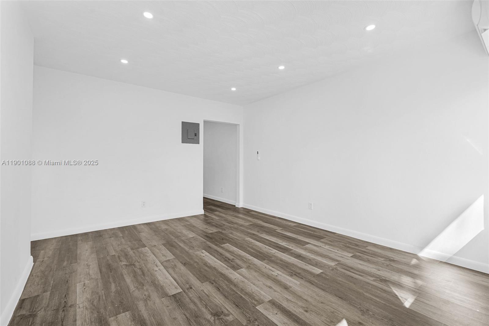 HOLLYWOOD PARK - Residential Lease