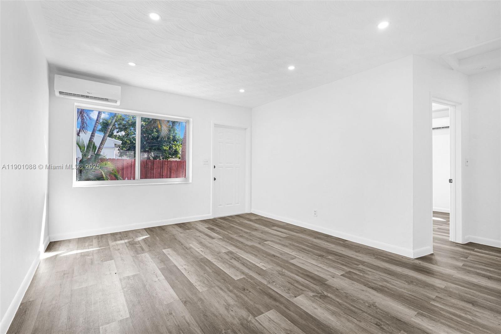HOLLYWOOD PARK - Residential Lease