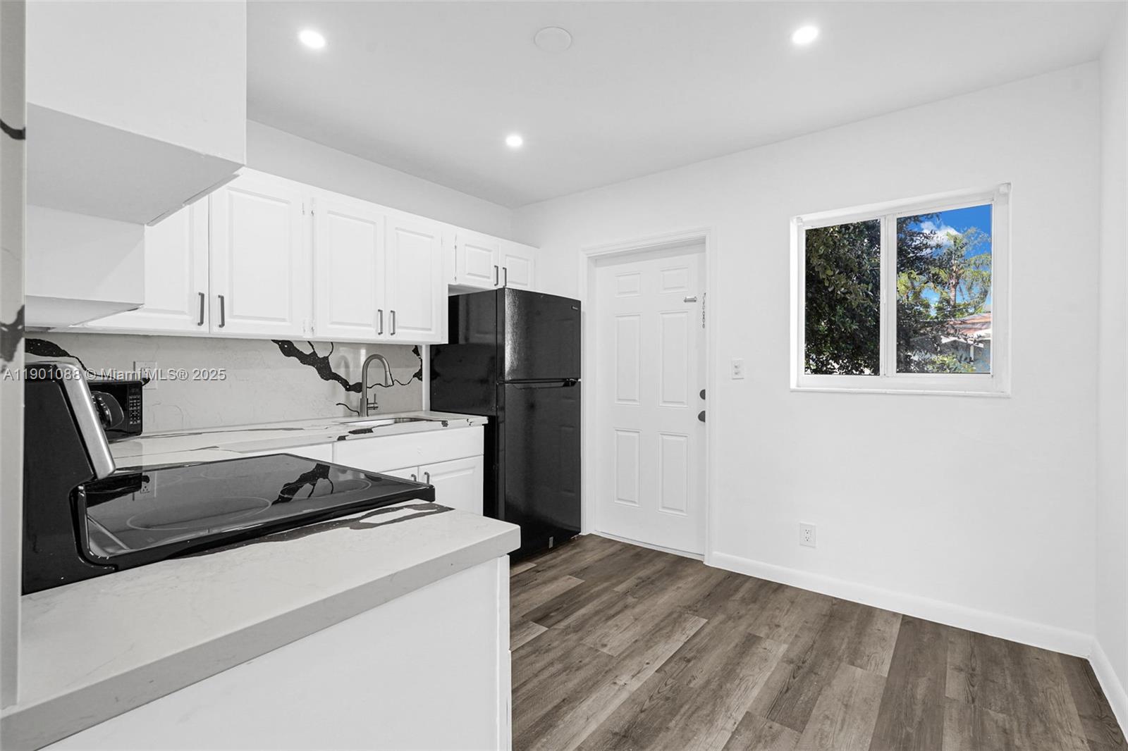 HOLLYWOOD PARK - Residential Lease