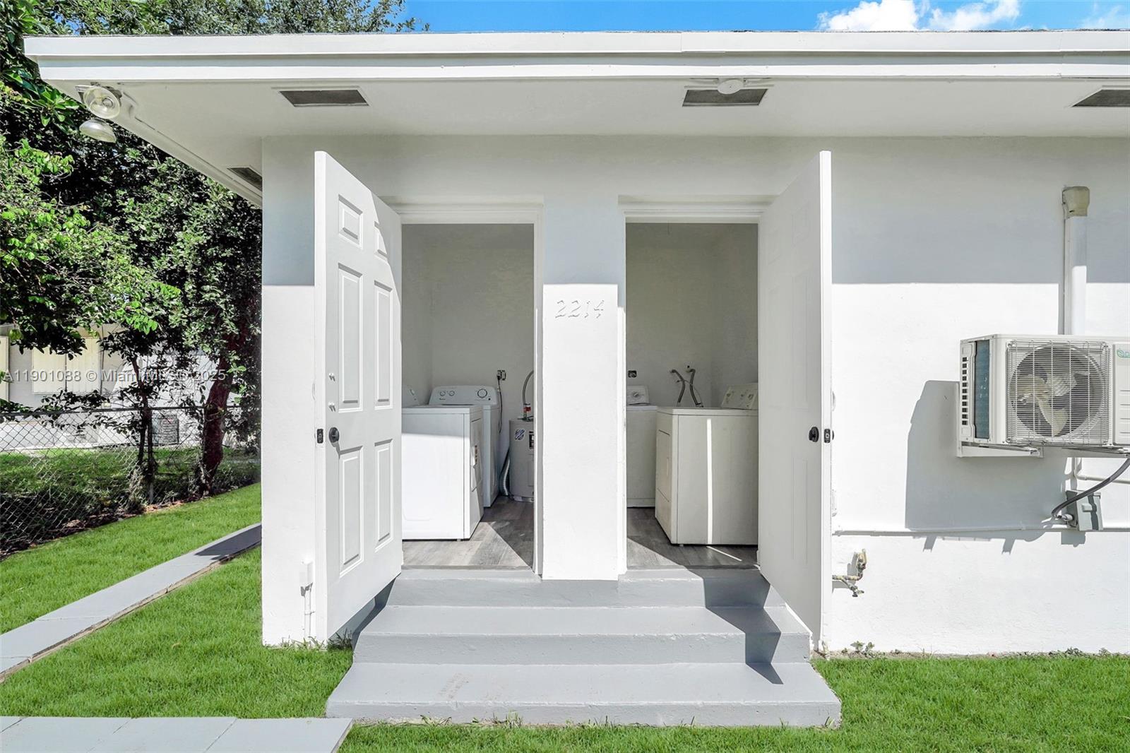 HOLLYWOOD PARK - Residential Lease