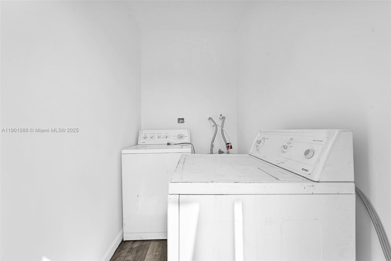 HOLLYWOOD PARK - Residential Lease