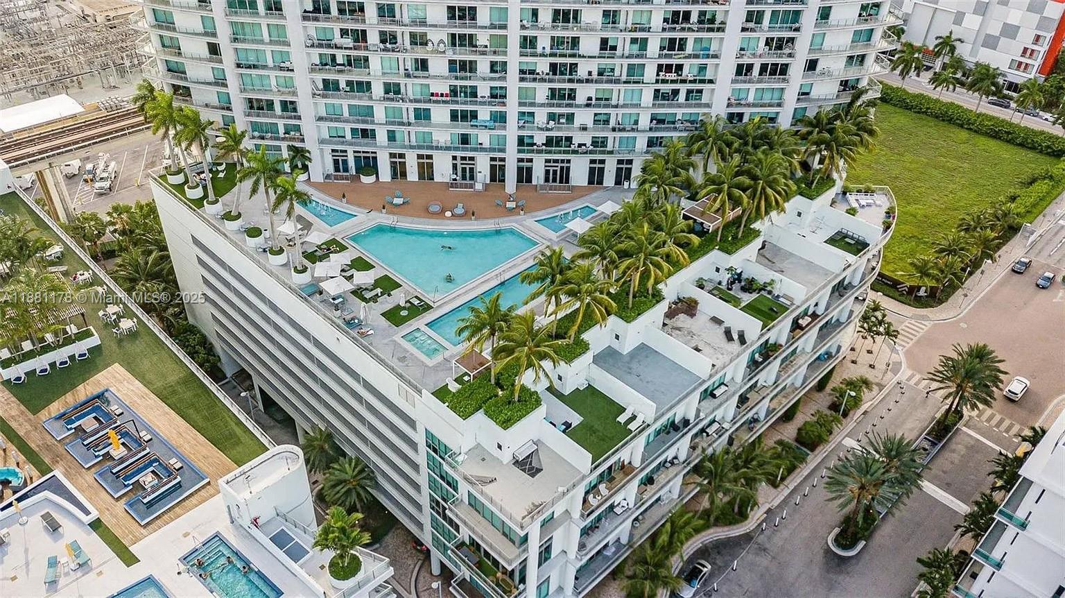 Modern 1-bed/1-bath condo on the 18th floor of The Ivy at the Miami Riverfront, featuring Downtown Miami skyline views. Live steps from Brickell City Centre, Mary Brickell Village, top restaurants and shopping. The building offers resort-style amenities including a pool, gym, spa and more, perfect for a vibrant city lifestyle.