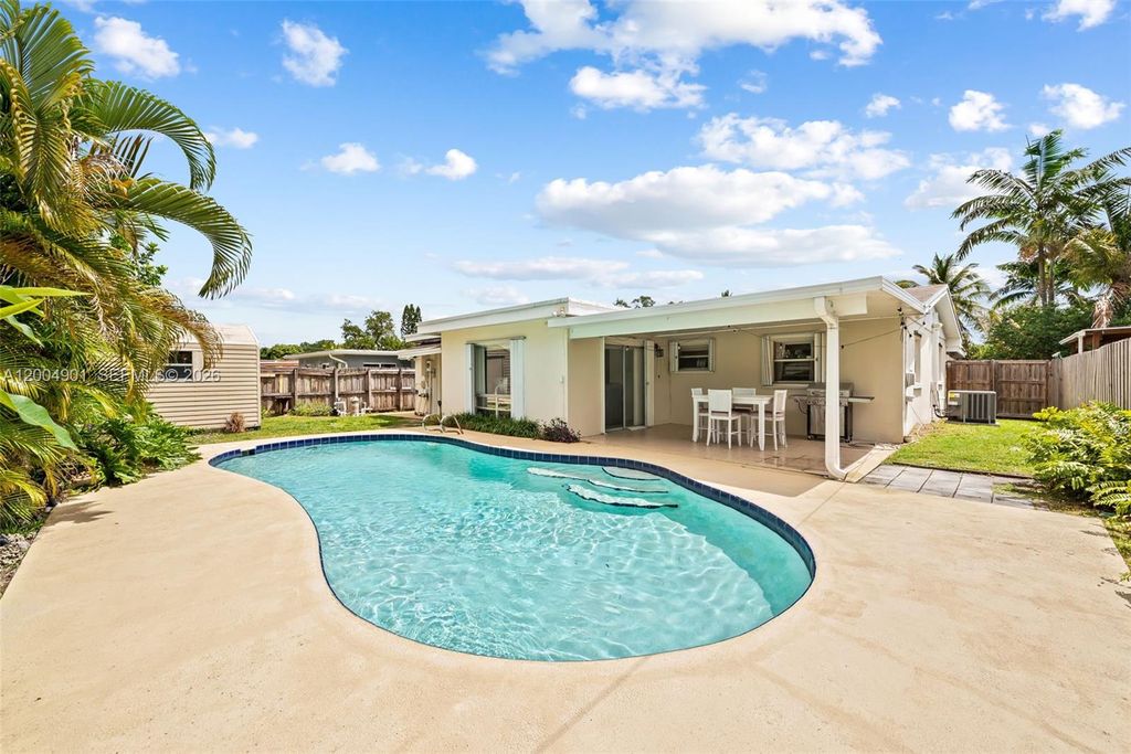 Photo of 2210 N 57th Way, Hollywood, FL 33021 (MLS # A12004901)