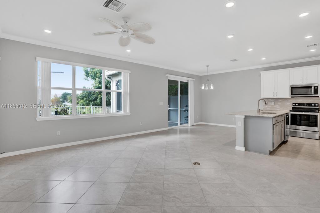 HILLCREST COUNTRY CLUB SO - Residential