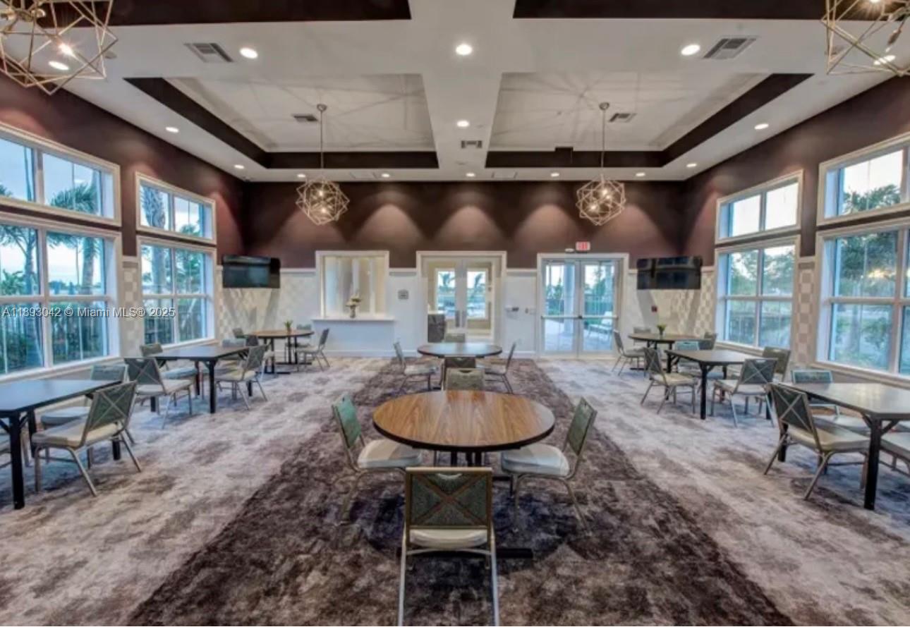 HILLCREST COUNTRY CLUB SO - Residential