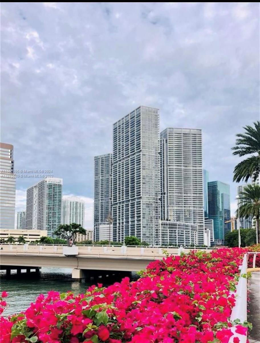 Rare find, Double height ceiling , amazing view of the bay and the ocean. Miami lifestyle in prestigious Philippe Stark interior design ICON Brickell. Luxury 1 bedroom 1 bathroom unit . A lot of natural light. Very spacious unit distributed in 984 sqft plus a very large balcony. Some of the best building amenities in town include a 300 ft long renovated pool with towel service, hot tub, full-service spa, fitness center, Juice bar, state-of-the-art gym, spinning room, Pilates, theater, billiard room, multiple restaurants & bars on-site (Cipriani & Cantina La 20). 24/7 concierge & valet. Steps from Brickell City Center, Mary Brickell Village, and the best restaurants in town. A must-see. Property is tenant occupied , need 24 hrs notice. Tenant lease ends on February28-2024
