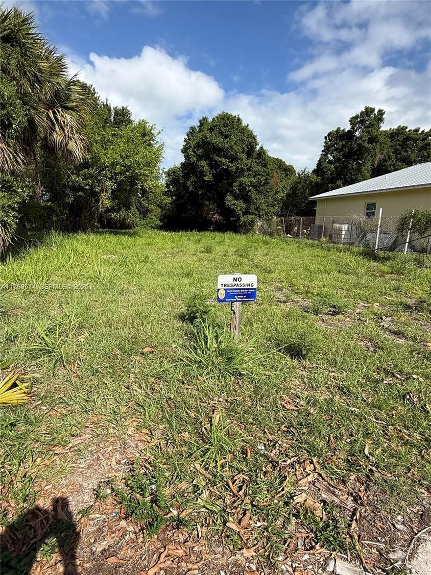 LOT AT FORT PIERCE TWO BLOCKS AWAY FROM THE MARINA OF FORT PIERCE AND THE MANATEE CENTER, BOUTIQUES, AND RESTAURANTS. THERE WAS A DUPLEX AT THE PROPERTY, WATER AND ELECTRICITY AT THE PROPERTY..LOT IS READY TO GET BUILD A SINGLE FAMILY HOME OR DUPLEX. PROPERTY IS LOCATED AT AN OPPORTUNITY ZONE. LOT IS CLEAN AND CLEAR OF TAXES AND LEANS.