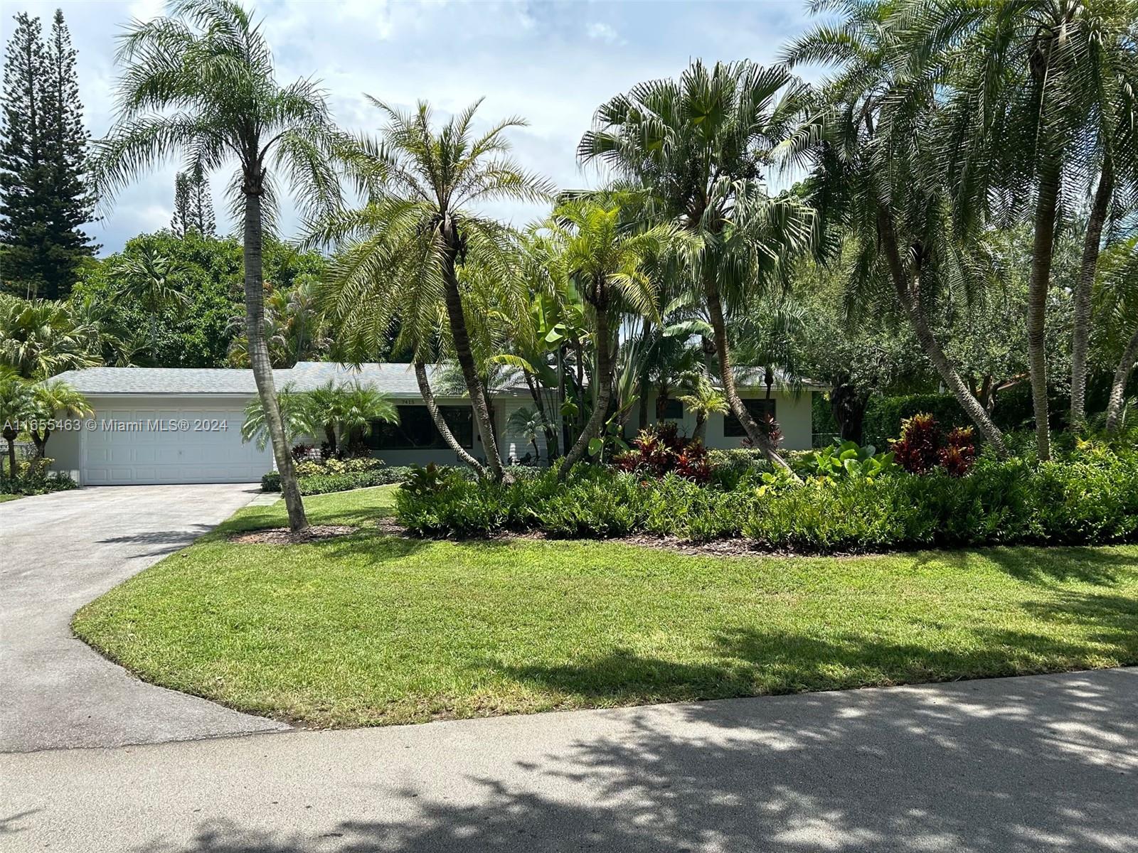 Available NOV 1st 
Newley renovated open floor plan 3BR /2BA. 1871adjusted square feet of living space located on quiet street in the heart of Pinecrest. Two car garage, builder's half-acre, all new floors, remodeled bathrooms, central AC, new roof, fenced-in yard, patio/porch area, ceiling fans, washer and dryer, garage has a A/C dehumidifier for exotic or collectible cars. All Palmetto schools.

TOURING THE HOUSE WILL BE LIMITED UNTIL CURRENT TENANT LEAVES END OF OCTOBER. 
Please drive by first , then call to set up a future appointment