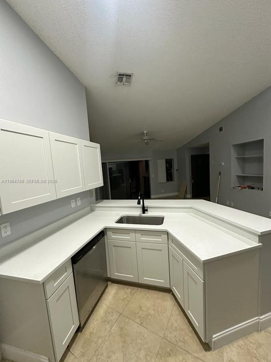 Spacious and bright 2/2 condo located on the top floor with beautiful vaulted ceilings. This unit features a washer and dryer, a newer AC unit, tile flooring and also recently upgraded bathrooms.

Located in the desirable Summerbreeze community, residents enjoy great amenities including a pool, hot tub, and tennis court. Nicely maintained property with easy access to shops, dining, and main roads.

Tenants will move out by the end of February 2026.

Don't miss the opportunity to make this charming condo your new home!

To apply for this rental, no prior evictions are accepted. Proof of income will be required. RAPID APPROVAL.

HABLAMOS ESPANOL
FALAMOS PORTUGUES